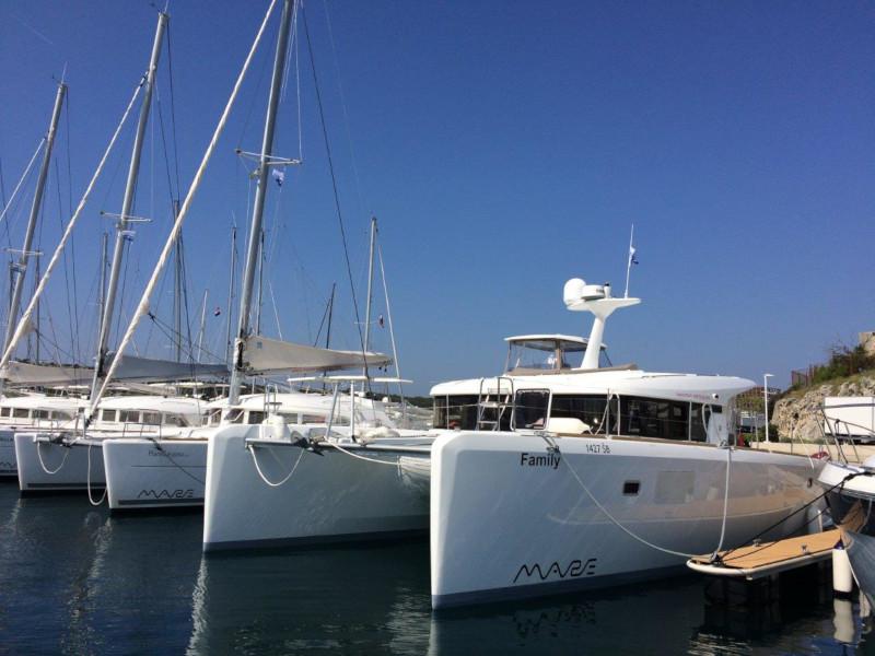 Book yachts online - catamaran - Lagoon 40 (3+2 cab.) - Family - rent