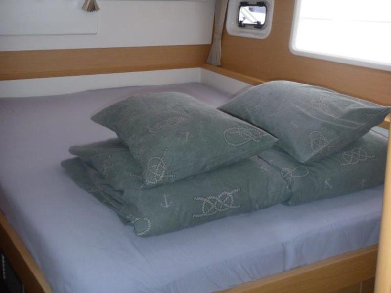 Book yachts online - catamaran - Lagoon 400 S2 (4+2 cab.) - Secret of Life - rent