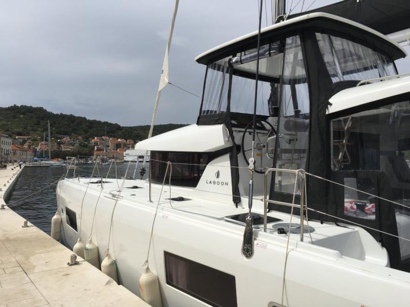 Book yachts online - catamaran - Lagoon 42 (3+2 cab.) - Skyfall - rent