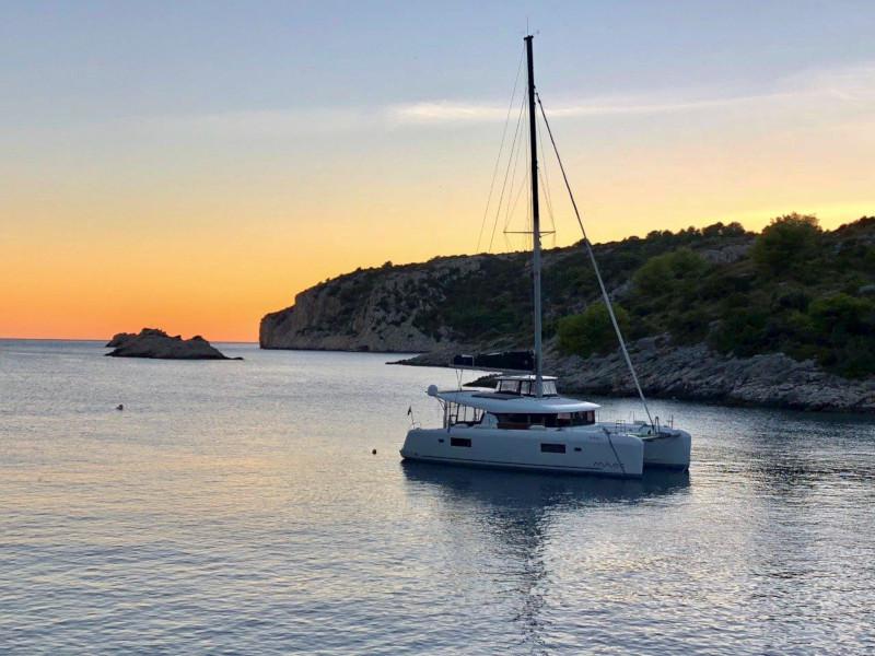 Book yachts online - catamaran - Lagoon 42 (3+2 cab.) - Skyfall - rent