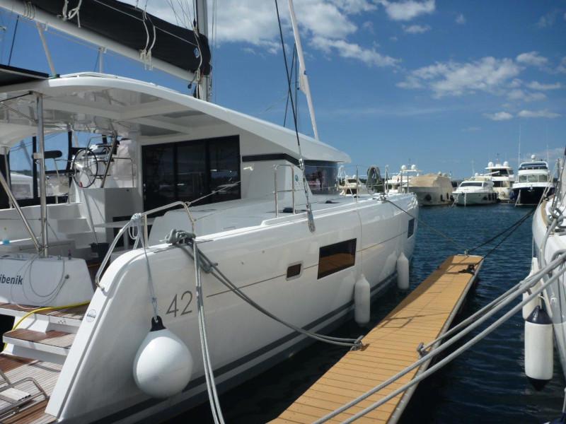 Book yachts online - catamaran - Lagoon 42 (4+2 cab) - Maximus - rent
