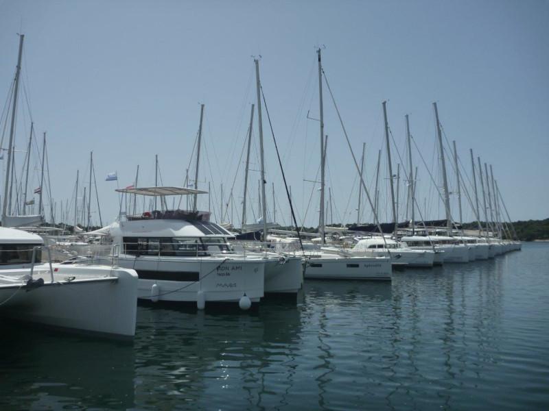 Book yachts online - powercatamaran - MY 37- 3 cab. - Mon Ami - rent