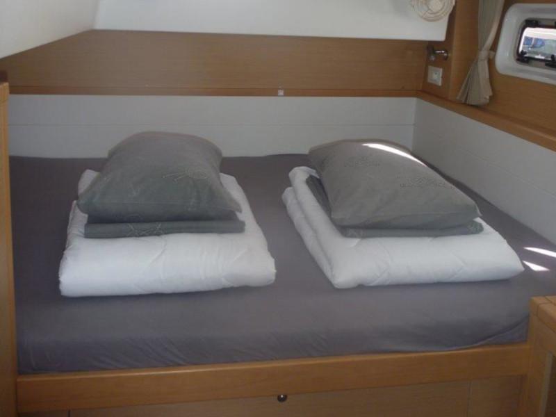 Book yachts online - catamaran - Lagoon 39 - Bumblebee - rent