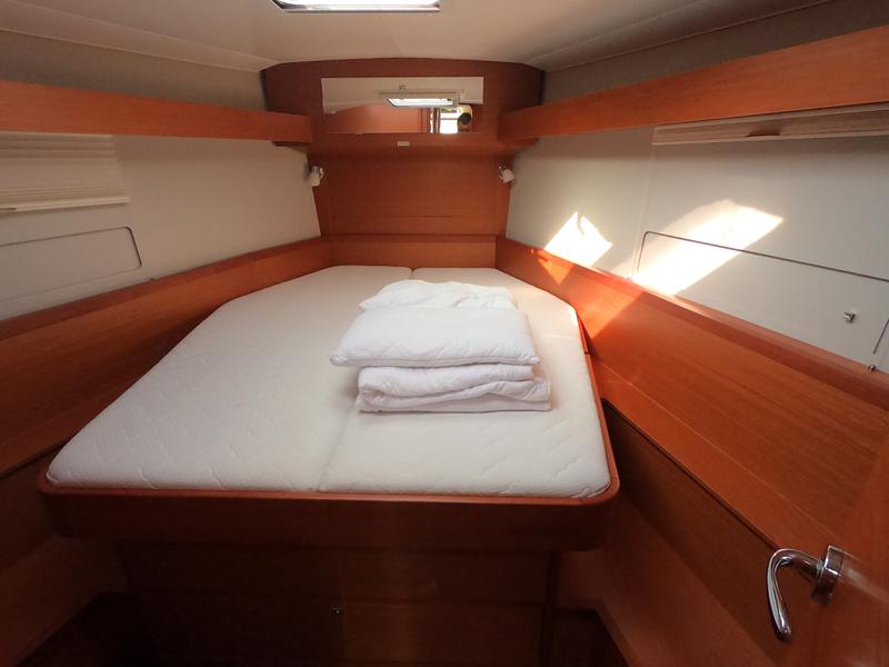 Book yachts online - sailboat - Dufour 430 Grand Large - Levan - rent