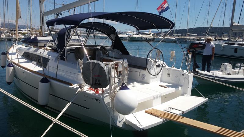 Book yachts online - sailboat - Dufour 382 Grand Large - Ceja - rent