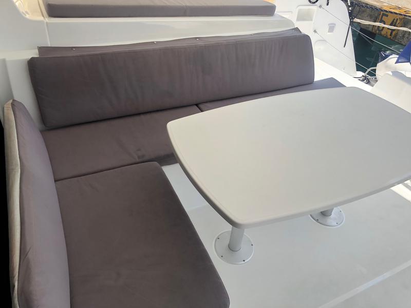 Book yachts online - catamaran - Lagoon 42 - Aura - rent
