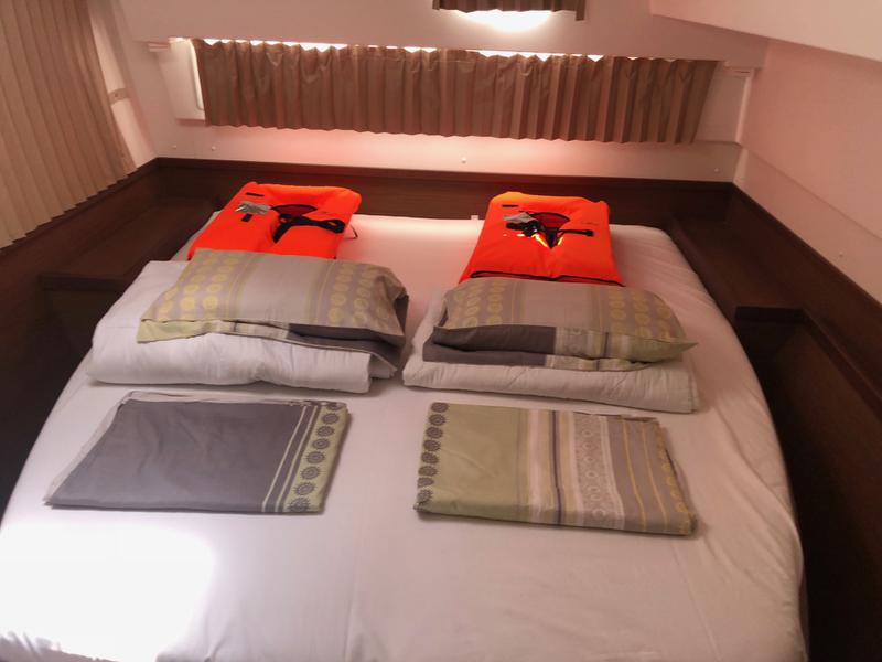 Book yachts online - catamaran - Lagoon 42 - Aura - rent