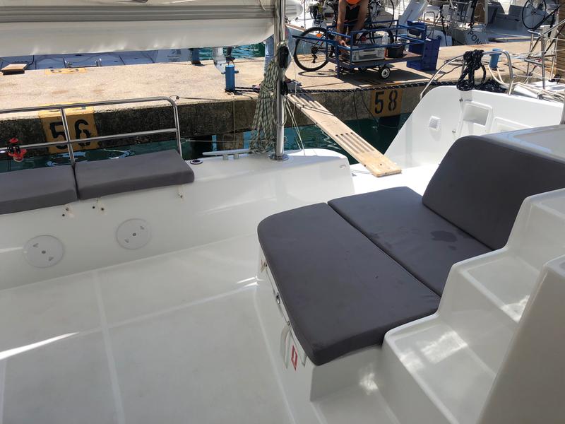 Book yachts online - catamaran - Lagoon 42 - Aura - rent