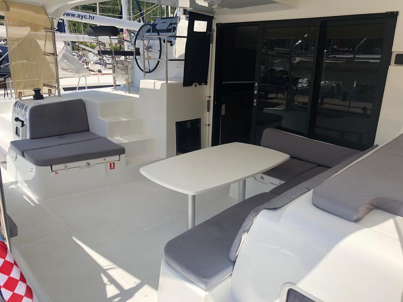 Book yachts online - catamaran - Lagoon 42 - Aura - rent