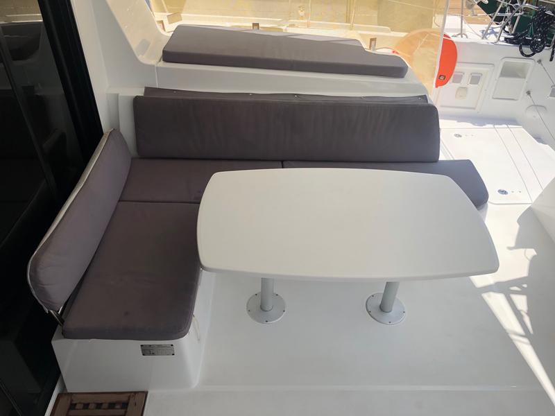 Book yachts online - catamaran - Lagoon 42 - Aura - rent