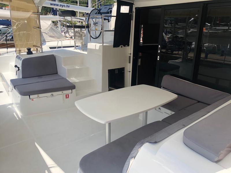Book yachts online - catamaran - Lagoon 42 - Aura - rent