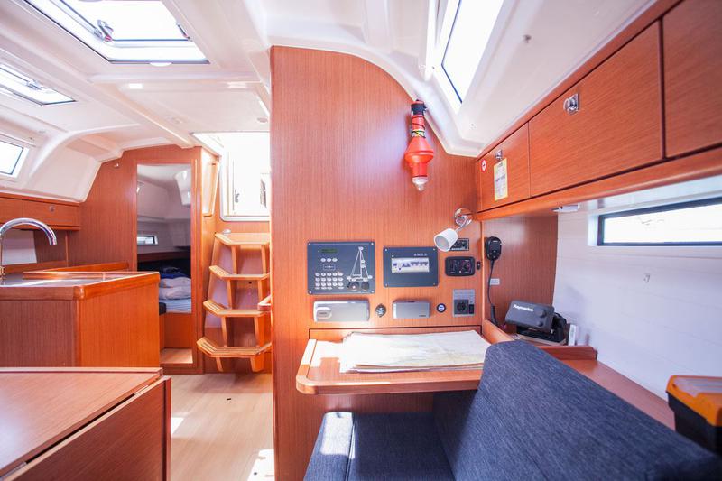 Book yachts online - sailboat - Bavaria Cruiser 37 - Happy Point - rent