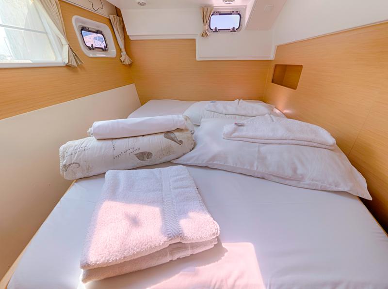 Book yachts online - catamaran - Lagoon 400 - SIMBA - rent