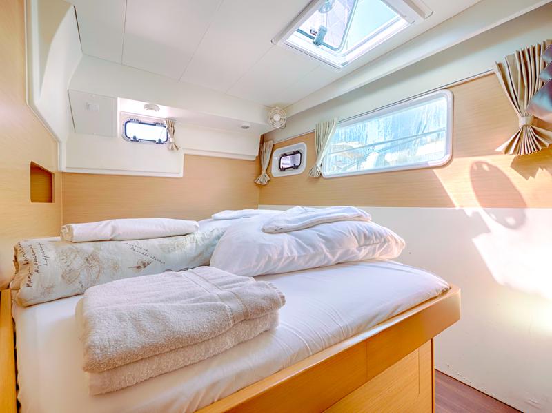 Book yachts online - catamaran - Lagoon 400 - SIMBA - rent