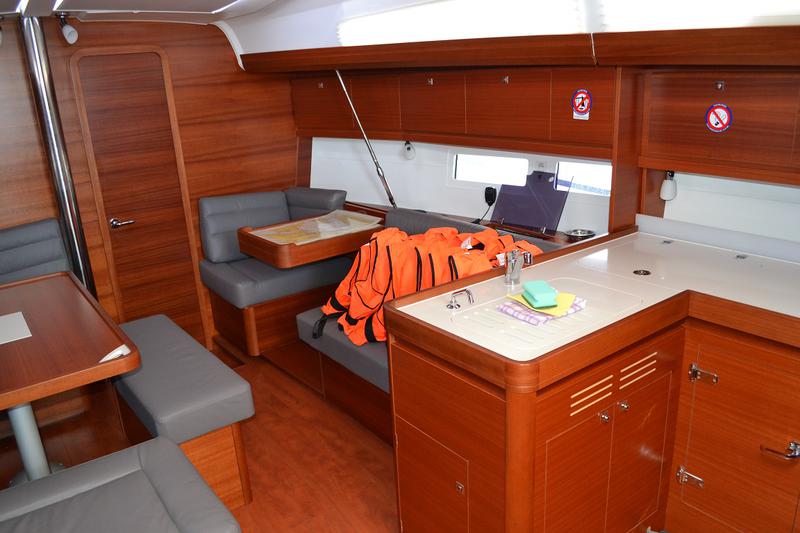 Book yachts online - sailboat - Dufour 412 - Tango - rent