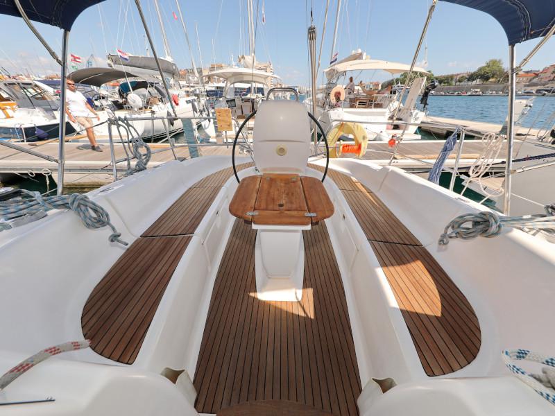 Book yachts online - sailboat - Bavaria 37 Cruiser - Mateja - rent