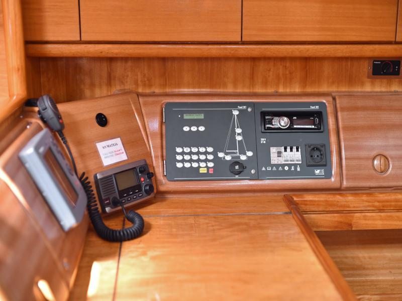 Book yachts online - sailboat - Bavaria 37 Cruiser - Mateja - rent