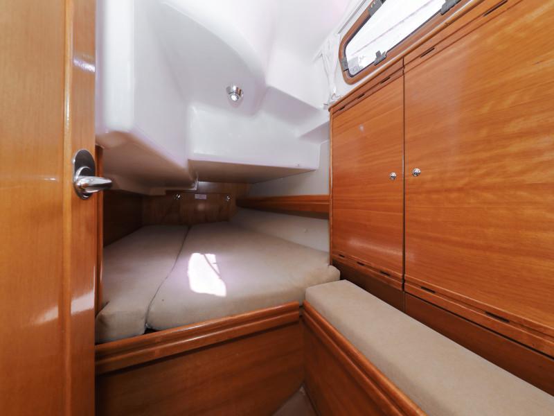 Book yachts online - sailboat - Bavaria 37 Cruiser - Mateja - rent