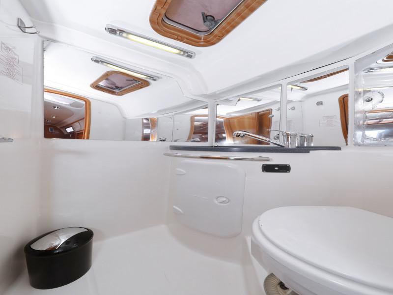 Book yachts online - sailboat - Bavaria 37 Cruiser - Mateja - rent