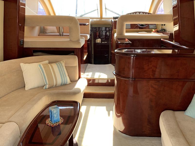 Book yachts online - motorboat - Majesty 50 Fly - Korina - rent