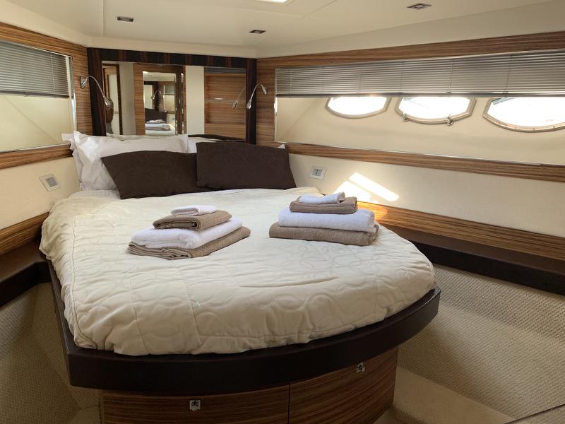 Book yachts online - motorboat - Absolute 52 - Tequila - rent