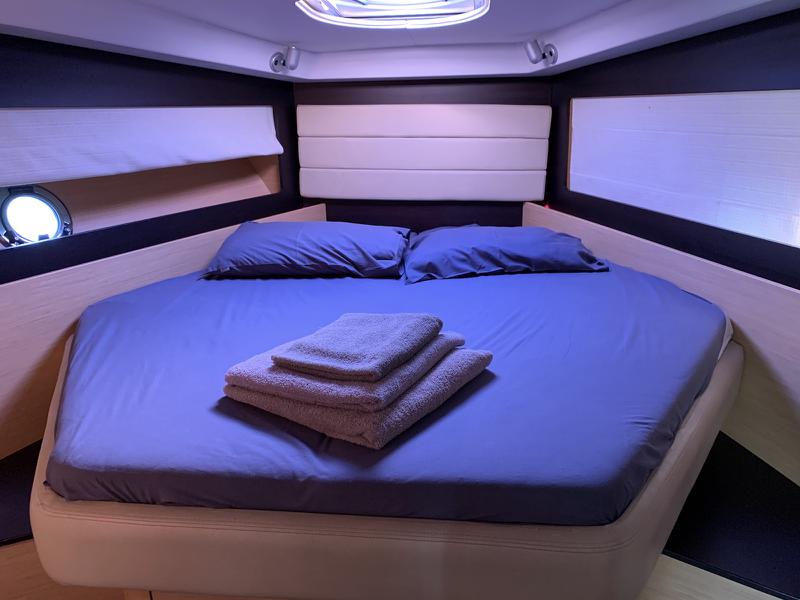 Book yachts online - motorboat - Beneteau Monte Carlo 37 ΗΤ - Hermes (Skippered) - rent