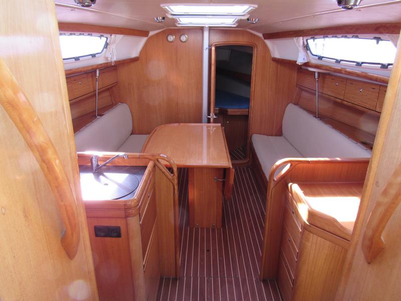 Book yachts online - sailboat - Bavaria 31 Cruiser - Jelsa (GPS in cockpit, solar panels) - rent