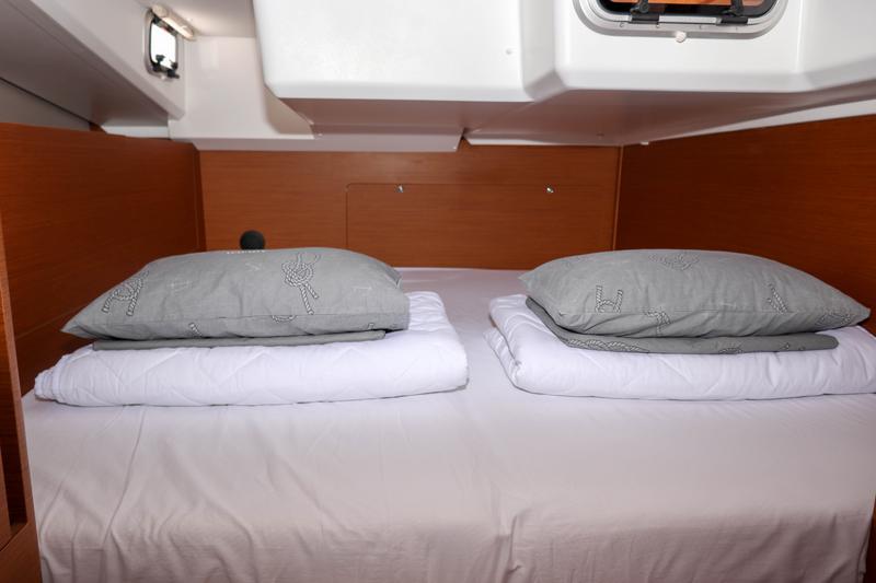 Book yachts online - sailboat - Sun Odyssey 440 - 3 cabin, 2 heads - Ella Victoria - rent