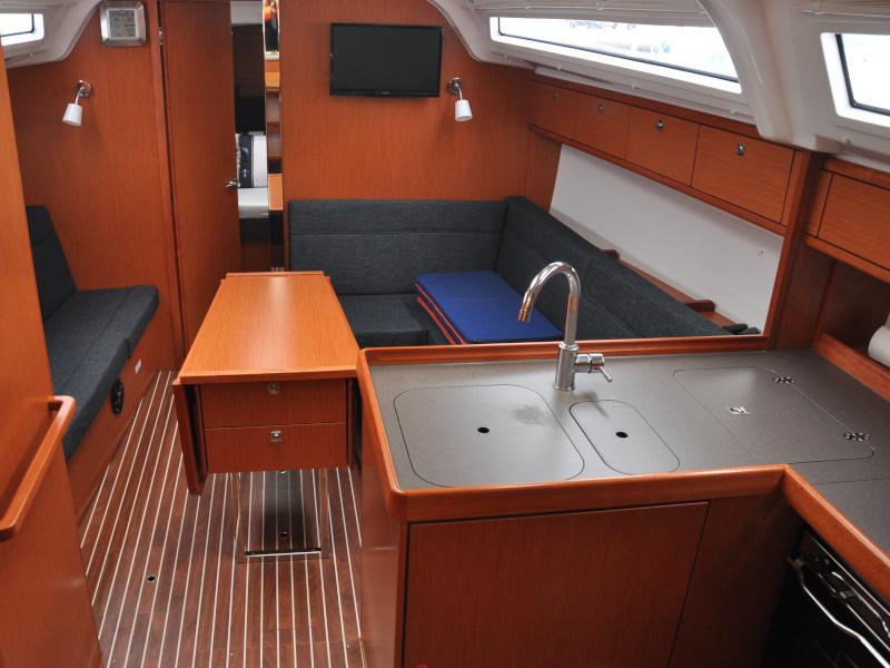 Book yachts online - sailboat - Bavaria Cruiser 37 - Polo - with bowthruster - rent