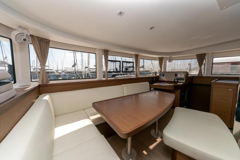 Book yachts online - catamaran - Lagoon 42 - SAPPHIRE - rent