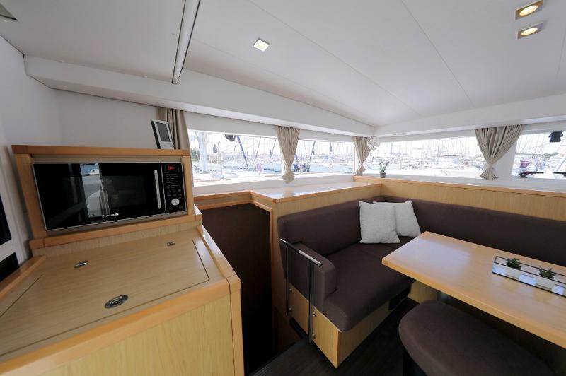 Book yachts online - catamaran - Lagoon 400 S2 - MAJA V - rent