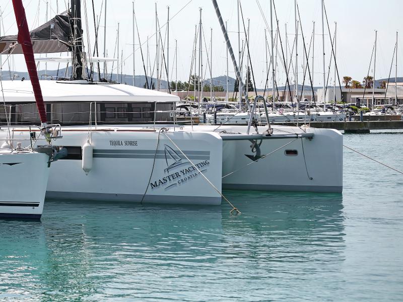 Book yachts online - catamaran - Lagoon 52 - SEA DWELLER (ex.TEQUILA SUNRISE) AC Generator Watermaker - rent