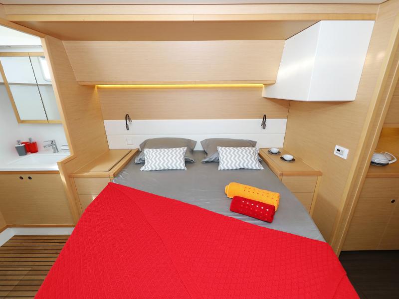 Book yachts online - catamaran - Lagoon 52 - SEA DWELLER (ex.TEQUILA SUNRISE) AC Generator Watermaker - rent