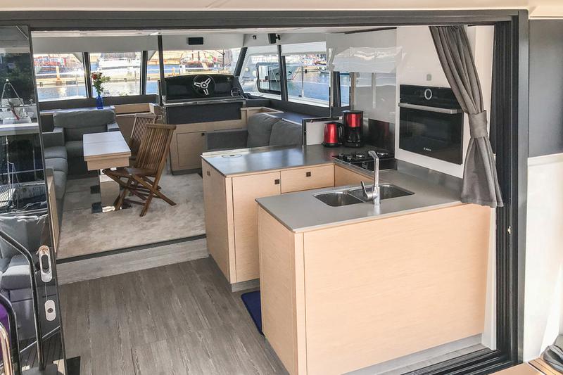 Book yachts online - powercatamaran - Fountaine Pajot MY 44 - Fusion - rent
