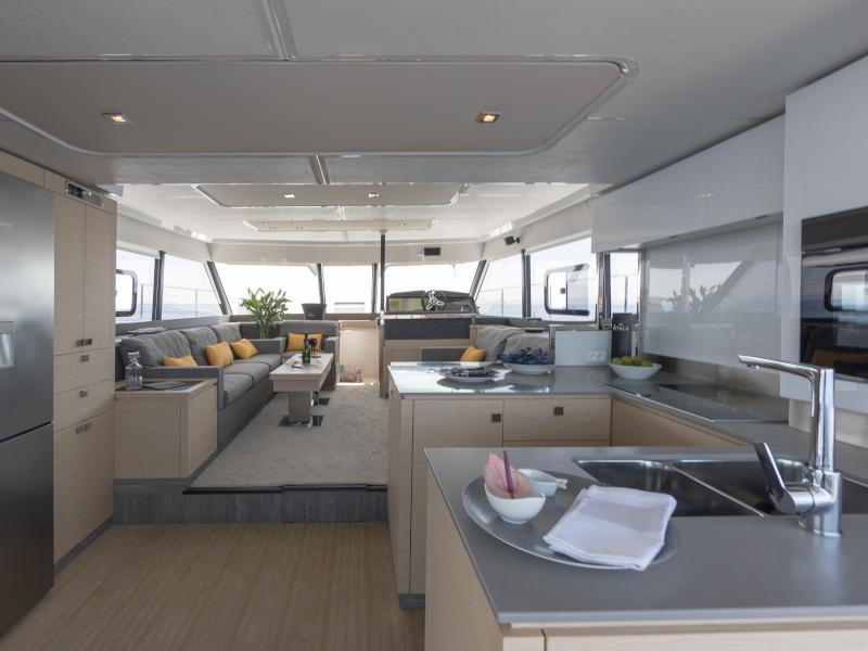 Book yachts online - powercatamaran - MY  44 - Umbrella Victoria - rent