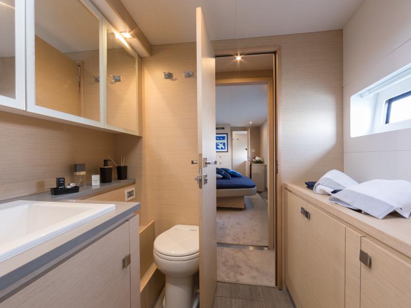 Book yachts online - powercatamaran - MY  44 - Umbrella Victoria - rent