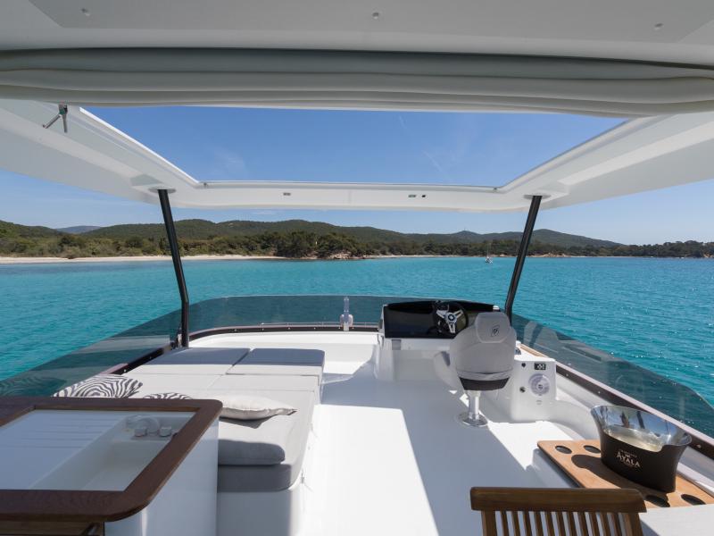 Book yachts online - powercatamaran - MY  44 - Umbrella Victoria - rent