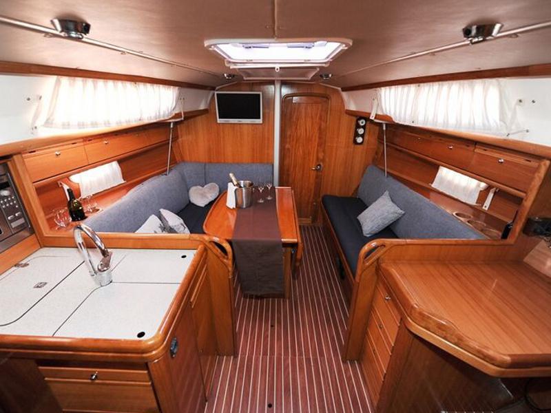 Book yachts online - sailboat - Bavaria 34 Cruiser - EC- 34B-10-G - rent