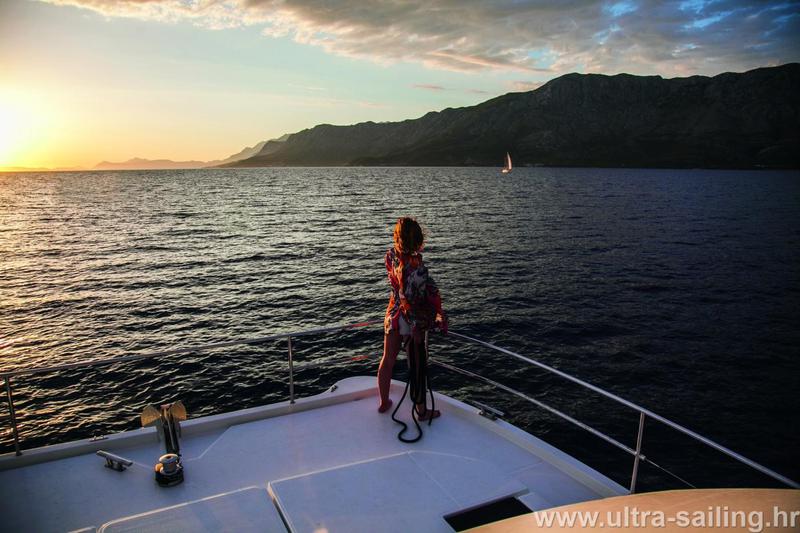 Book yachts online - powercatamaran - MY 37 - MY HOLIDAY- with AC and generator - rent