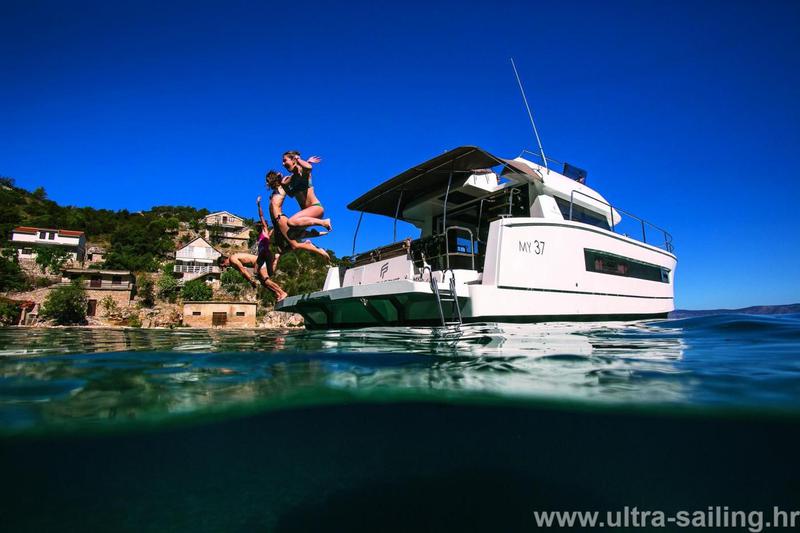Book yachts online - powercatamaran - MY 37 - MY HOLIDAY- with AC and generator - rent