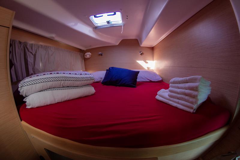 Book yachts online - catamaran - Lagoon 380 (2015) - MINI - rent
