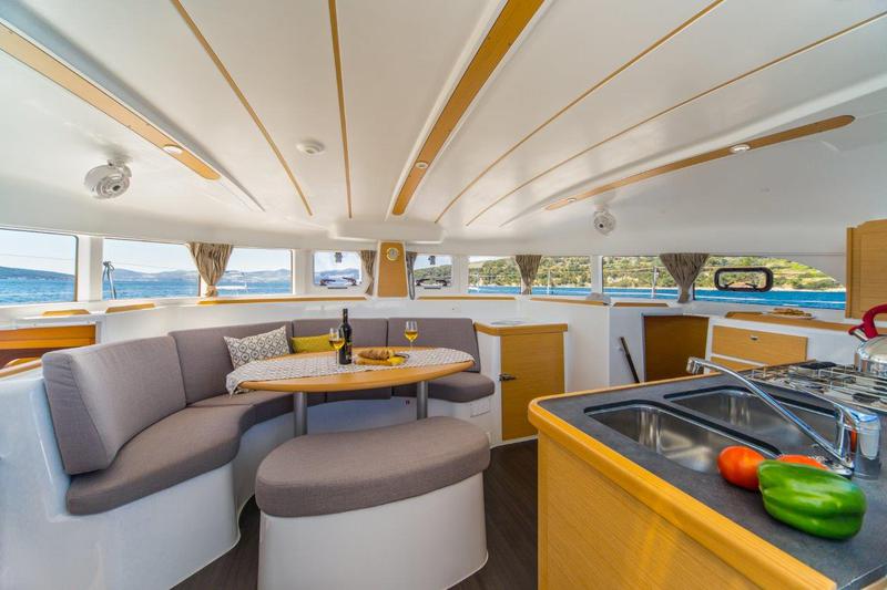 Book yachts online - catamaran - Lagoon 380 (2017) - QUEEN MIA - rent