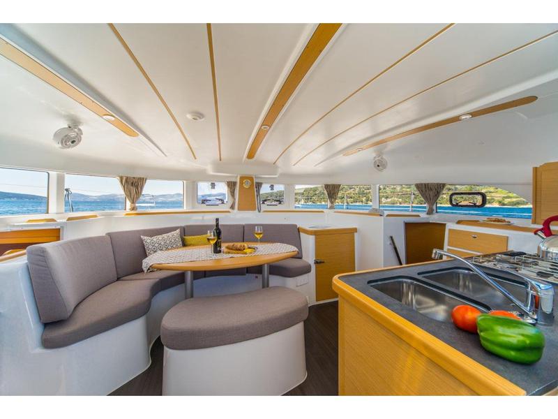 Book yachts online - catamaran - Lagoon 380 (2017) - QUEEN MIA - rent