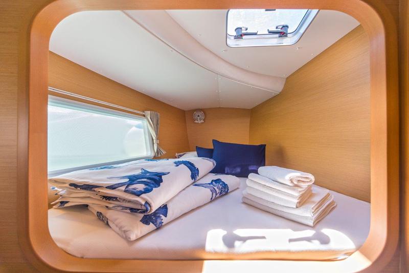 Book yachts online - catamaran - Lagoon 380 (2017) - QUEEN MIA - rent