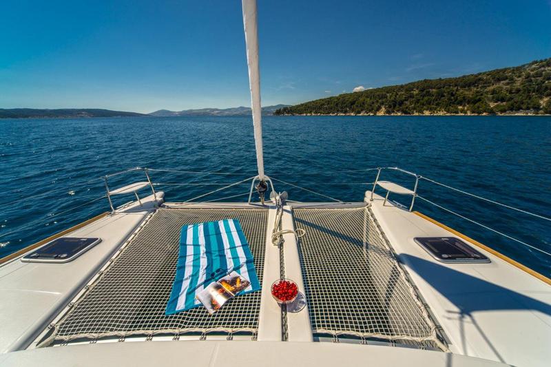 Book yachts online - catamaran - Lagoon 380 (2017) - QUEEN MIA - rent