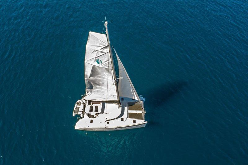 Book yachts online - catamaran - Lagoon 380 (2017) - QUEEN MIA - rent