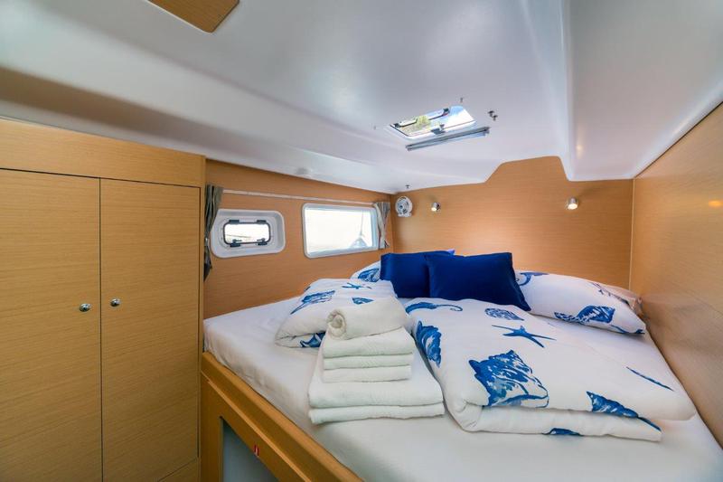 Book yachts online - catamaran - Lagoon 380 (2017) - QUEEN MIA - rent
