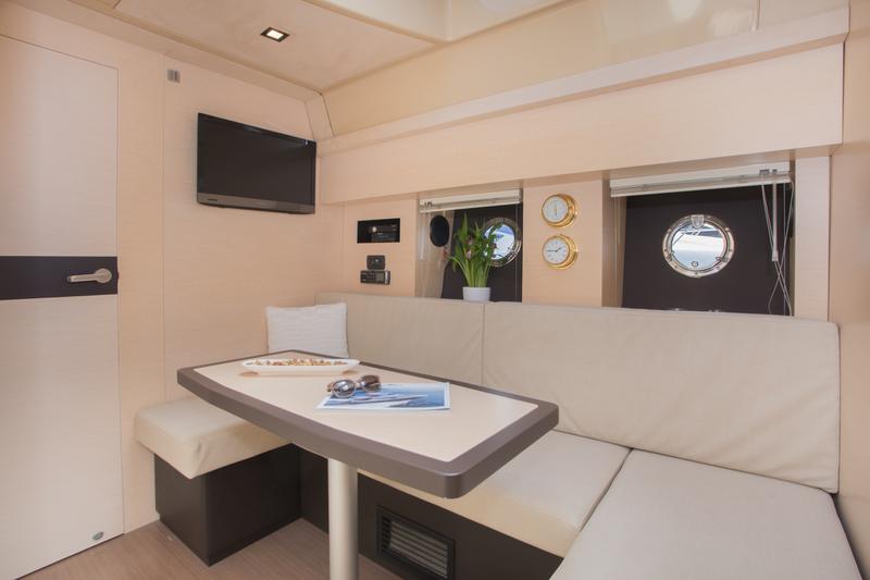 Book yachts online - motorboat - Cranchi M44 HT - Fellow II - rent