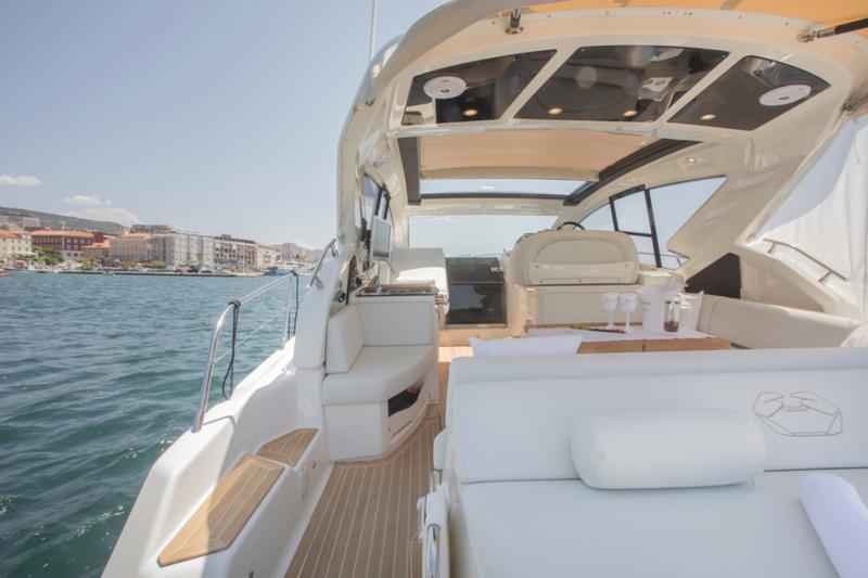 Book yachts online - motorboat - Cranchi M44 HT - Fellow II - rent