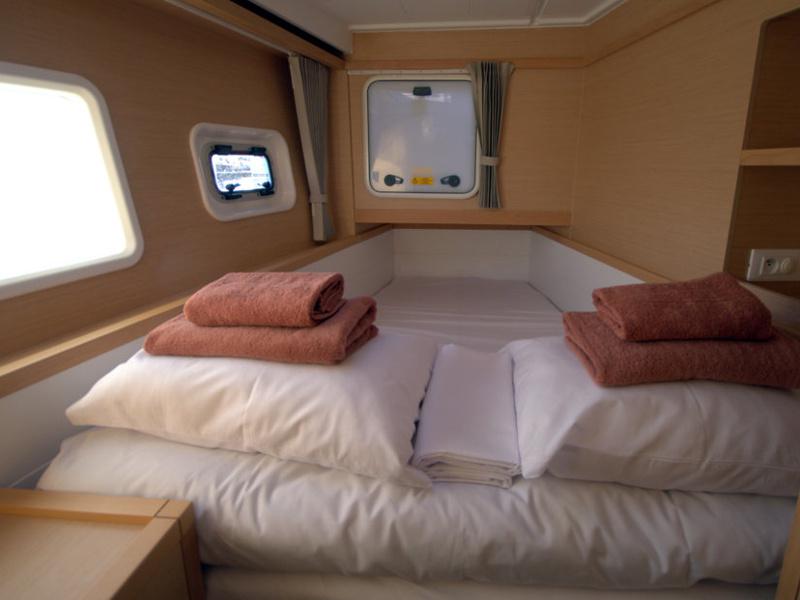 Book yachts online - catamaran - Lagoon 39 - Black Cat - rent